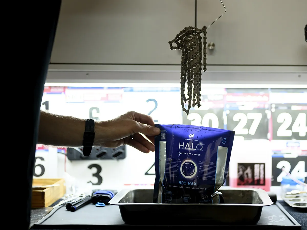 Lubricante Seco Finish Line HALO HOT Wax Lubricant 21oz-600g