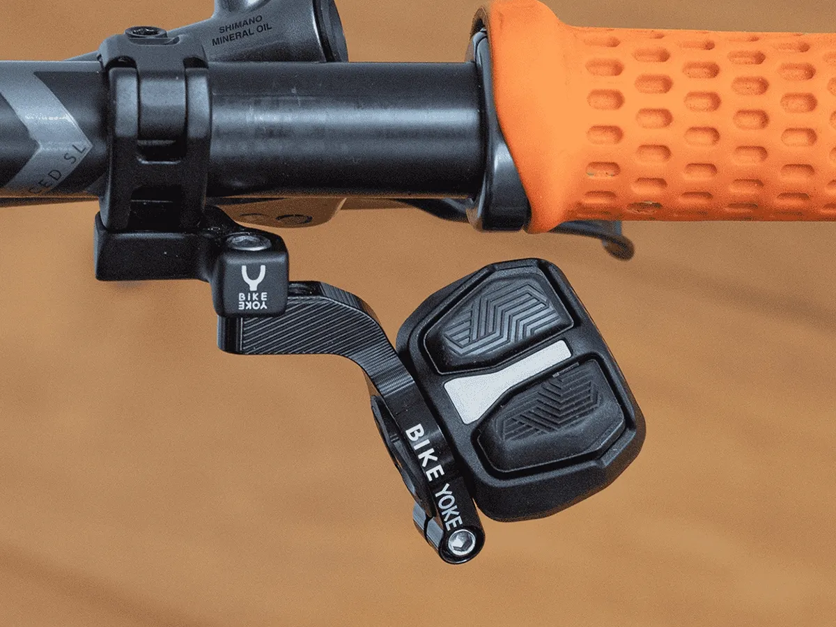 Abrazadera BikeYoke Poddy p/ Controlador Electronico Remoto SRAM AXS POD - Derecha