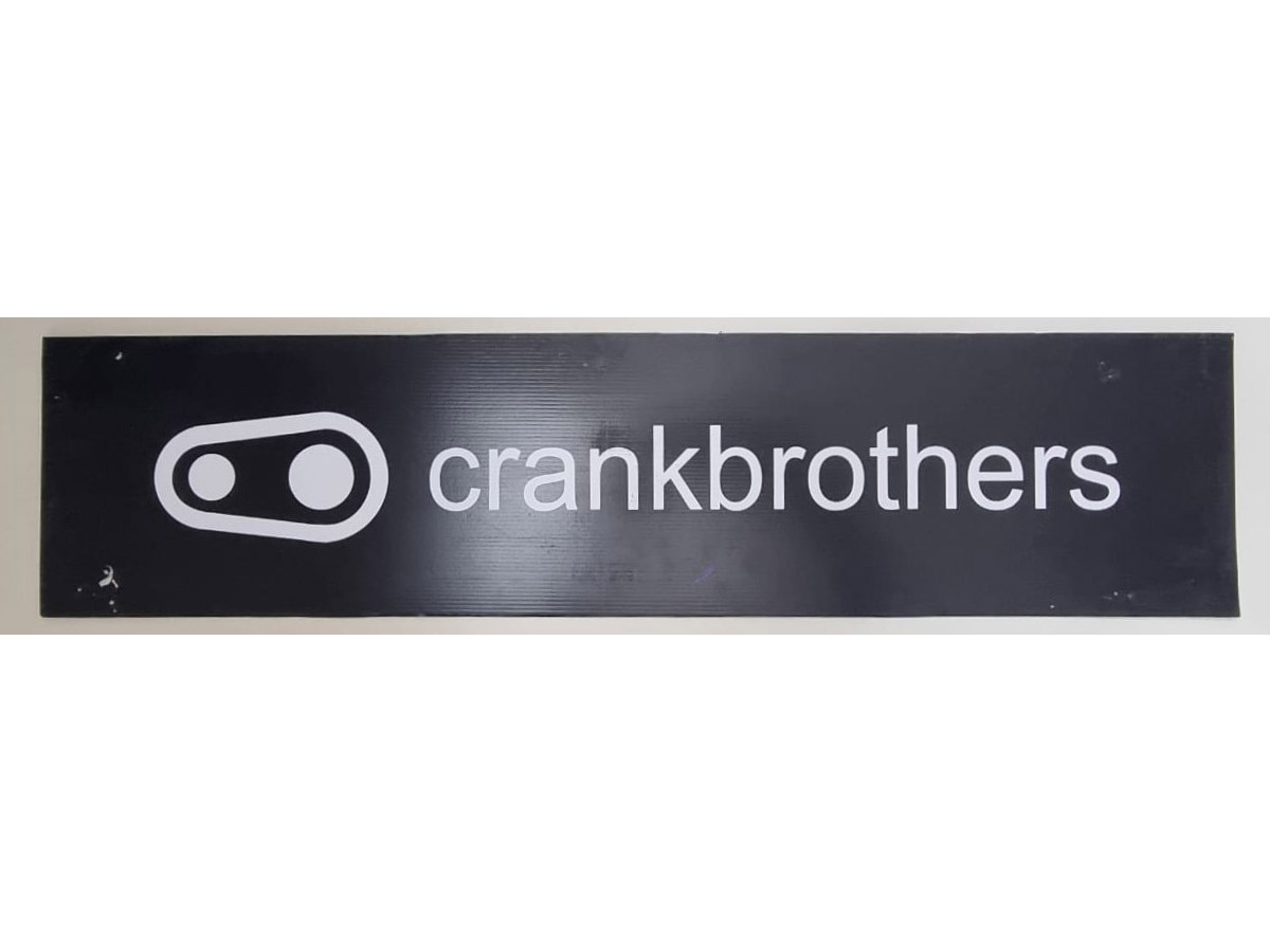 Eventos – Cartel de Coroplast Crankbrothers 96x23cm