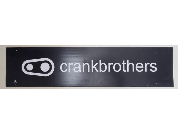 Eventos – Cartel de Coroplast Crankbrothers 96x23cm