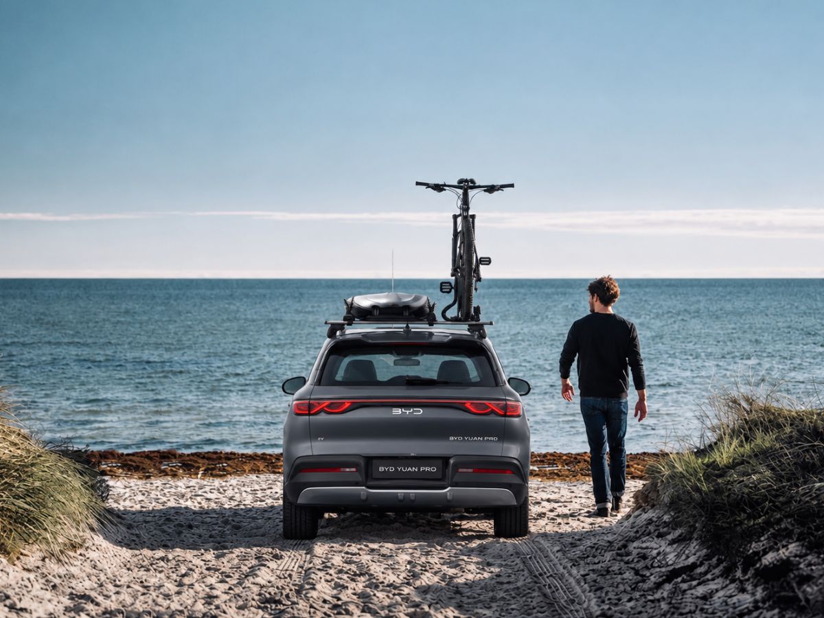 BYD Yuan Pro con baúl de techo y portabicicletas Thule instalados, junto al mar