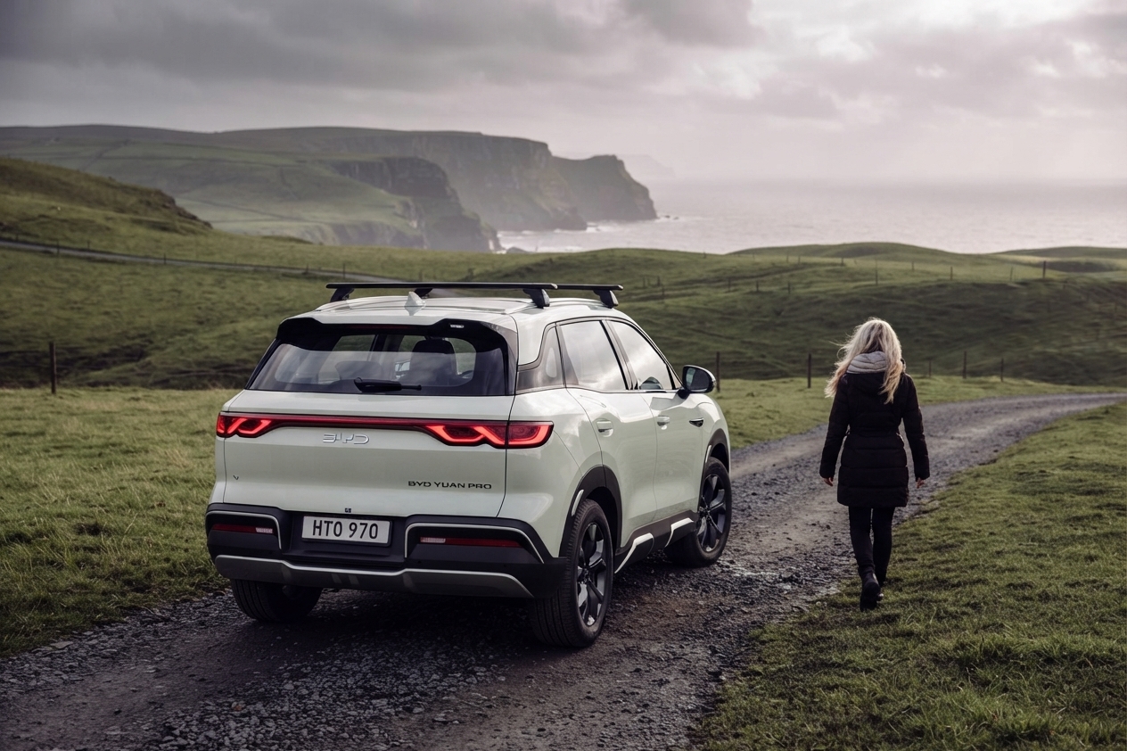 BYD Yuan Pro con barras de techo Thule WingBar instaladas, vista trasera